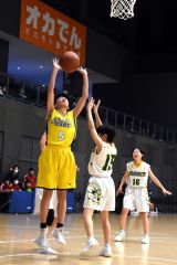 【女子決勝　帯西陵―美幌北・美幌・津別】最終クオーター、帯西陵（黄色ユニホーム）の（５）根本結衣（左）がシュートを決め、６９―４９と突き放す