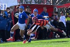 【１回戦・遠軽－城東】サイドライン沿いを突破する遠軽の吉田琉希也（左）