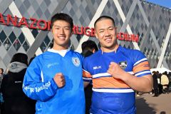 互いの健闘をたたえ合う帯広ラグビースクール出身の３年生。左から須貝亮太（遠軽）、高木彗那（札幌山の手）