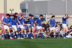 【１回戦・遠軽－城東】試合終了のあいさつが終わり、肩を落とす遠軽フィフティーン