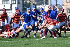 【１回戦・遠軽－城東】ゴールライン（手前の白線）まであとわずかに迫った遠軽（青色ジャージー）