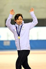 スプリント女子１０００メートル１回目で優勝し、観客の拍手に手を振って応える高木美帆（金野和彦撮影）