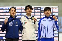 距離別男子１５００メートル表彰。（右から）３位の一戸誠太郎、優勝の山田和哉、２位の小島良太（金野和彦撮影）