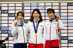 距離別女子３０００メートル表彰でメダルを手に笑顔を見せる（右から）３位の小野寺優奈、優勝の堀川桃香、２位の佐藤綾乃（金野和彦撮影）