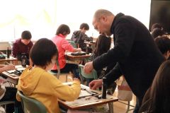 生徒にアドバイスを送る八重柏さん