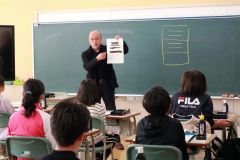 線の太さの違いを説明する八重柏さん