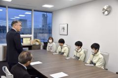 ３人の結果をたたえる手島町長