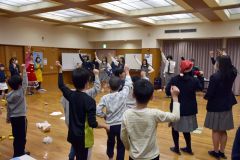 ダンスやクイズで盛り上がった会場