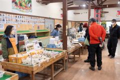 芽室町の新鮮な野菜を求める買い物客