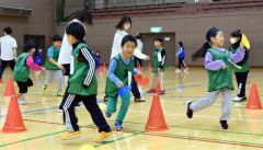 陣地取ゲーム(ニョロニョロダンジョン)を楽しむ参加者