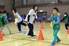 陣地取ゲーム(ニョロニョロダンジョン)を楽しむ子ども