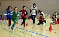 リレーで懸命に走る子どもたち
