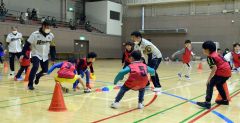 陣地取ゲーム(ニョロニョロダンジョン)を楽しむ子ども