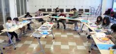 ちぎり絵を制作する参加者