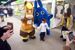 ぴぴっと（右）、リッキー（左）と写真を撮る来場者