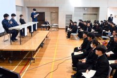 林業担い手ミニトークライブに耳を傾ける高校生