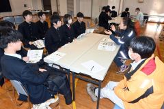 ブースで林業に関する話を聞く高校生