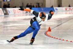 【スプリント男子１０００メートル２回目】１分１０秒３９のタイムで２位に入った久保向希のコーナーの滑り（金野和彦撮影）
