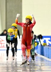 【女子マススタート】接戦を制し、観客席に向かって笑顔でガッツポーズをする堀川桃香（手前）＝金野和彦撮影）