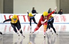 【女子マススタート】最後のホームストレートで競り合う堀川桃香（右）＝金野和彦撮影）