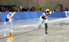 【スプリント女子５００メートル２回目】フィニッシュラインに飛び込む高木美帆（右）＝金野和彦撮影