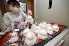 店頭販売用に陳列される鏡餅（３０日午前８時１５分ごろ、さかき屋製菓。須貝拓也撮影）