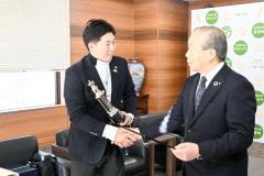 小野町長（右）と握手を交わす鳥海プロ（左）