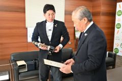 小野町長（右）を表敬訪問し、今季の戦績と来季の抱負を語る鳥海プロ（左）