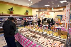 年末年始用の食材を買い求める客でにぎわう店内（３０日午前１０時ごろ、ぴあざフクハラ西帯広店。須貝拓也撮影）