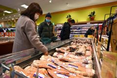 年末年始用の食材を買い求める客でにぎわう店内（３０日午前１０時ごろ、ぴあざフクハラ西帯広店。須貝拓也撮影）