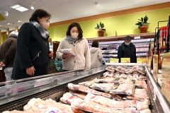 年末年始用の食材を買い求める客でにぎわう店内（３０日午前１０時ごろ、ぴあざフクハラ西帯広店。須貝拓也撮影）