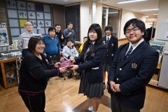 音更高生から施設入所者代表にＸマスカードをプレゼントした