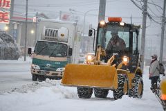 初詣に備え国道除雪　帯広の降雪９㌢ 写真3