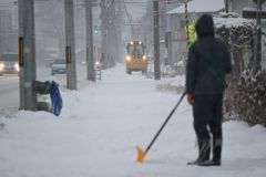 初詣に備え国道除雪　帯広の降雪９㌢ 写真5