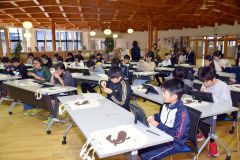 実験を行う陸別小の児童たち