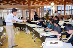 町田さん(左端)の説明を受け実験を行う陸別小の児童たち