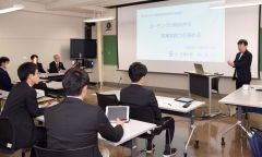 「コーチングの視点から教育の実践力を高める」をテーマに講演する秦さん