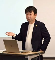 「コーチングの視点から教育の実践力を高める」をテーマに講演する秦さん