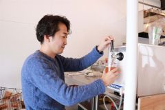ビールを自ら注ぐ近藤さん