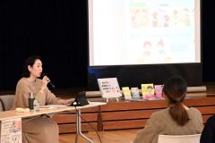 幼児期から行う性教育の重要性を訴える松本さん（左）