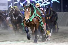 のびのびとした末脚で重賞初制覇を果たしたライジンサン（ばんえい十勝提供）