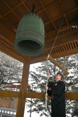「除夜の鐘」に向けて、撞木の動きを確かめる同院の池上宗恵さん（３１日午前９時１５分ごろ）