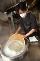 年越しそばをゆでる千葉店主（３１日午前１０時４０分ごろ、助川かおる通信員撮影）
