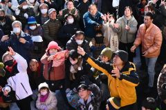 柳月スイートピア・ガーデンで餅巻き（１日、金野和彦撮影）