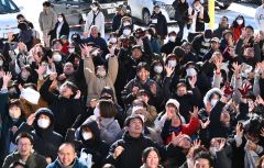 柳月スイートピア・ガーデンで餅巻き（１日、金野和彦撮影）