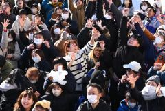 柳月スイートピア・ガーデンで餅巻き（１日、金野和彦撮影）