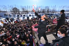 柳月スイートピア・ガーデンで餅巻き（１日、金野和彦撮影）