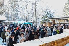 新年への思いを胸に手を合わせる参拝客ら(1日午前9時40分ごろ、帯廣神社。平栗玲香通信員撮影)