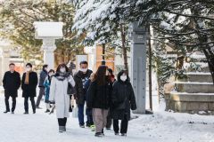 未明まで降った雪を踏みしめながら参道を歩く参拝客(1日午前9時20分ごろ、帯廣神社。平栗玲香通信員撮影)