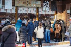 列に並んでお守りなどを買い求める参拝客ら(1日午前9時ごろ、帯廣神社。平栗玲香通信員撮影)